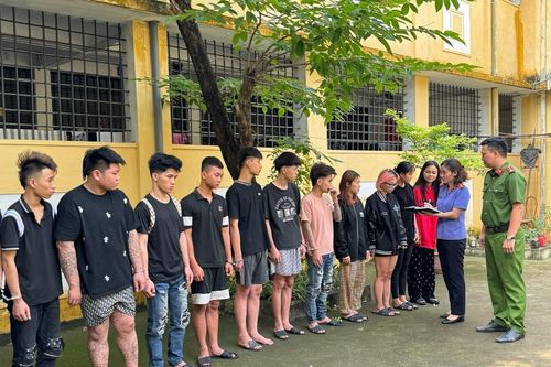 Truy 'nóng' 26 đối tượng vác hung khí gây náo loạn đường phố Hà Nội