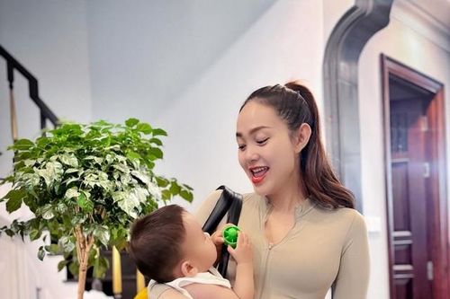 Netizen vui vẻ khi Minh Hằng thoải mái khoe ảnh con trai