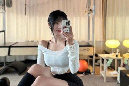 Rãnh bụng như tạc của nữ HLV Pilates mê du lịch Việt Nam