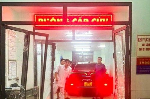 Đồng Nai: Ô tô mất lái đâm thẳng vào phòng cấp cứu