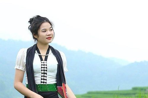 Thiếu nữ khoe sắc bên ruộng lúa bậc thang ở Pù Luông