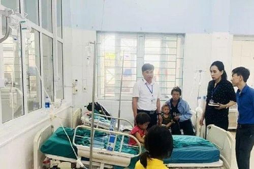 Hái nấm dại ngoài vườn về ăn, ông nội và 7 cháu nhỏ nhập viện cấp cứu