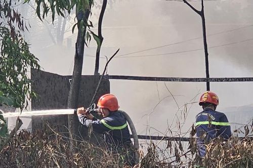 Xưởng sản xuất mũ bảo hiểm đã ngưng hoạt động bất ngờ bốc cháy