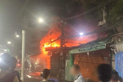 Đồng Nai: Lửa bùng phát dữ dội tại hai gian hàng bán giày dép