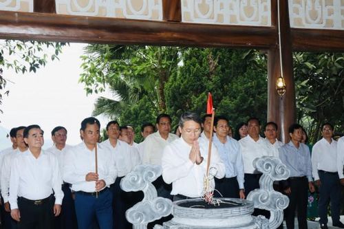 Đoàn công tác tỉnh Khánh Hòa dâng hương Chủ tịch Hồ Chí Minh tại Khu di tích quốc gia đặc biệt ATK Định Hóa, Thái Nguyên