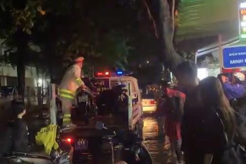TPHCM: Công an có mặt hỗ trợ người dân thoát khỏi 'rốn' ngập