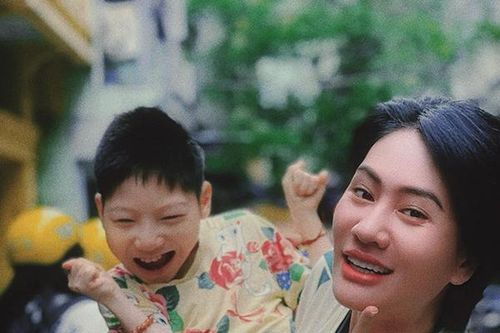 Xúc động hình ảnh diễn viên Minh Cúc tình cảm bên con gái bị bại não bước sang tuổi 14