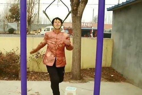 Tử vong khi đang tập động tác treo cổ theo mạng xã hội
