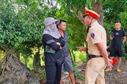 Chủ xe dọa 'có người của Bộ gọi' khi bị kiểm tra tải trọng
