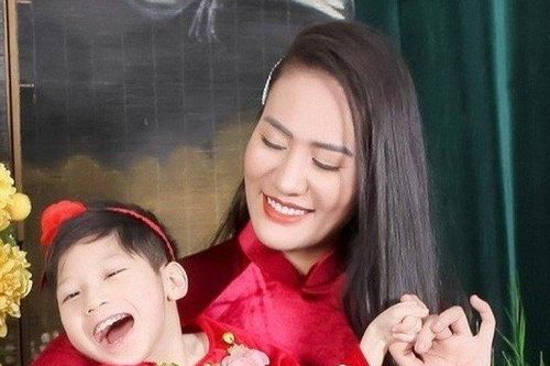 Xúc động hình ảnh 'người mẹ phi thường' bên con gái bị bại não đón sinh nhật tuổi 14