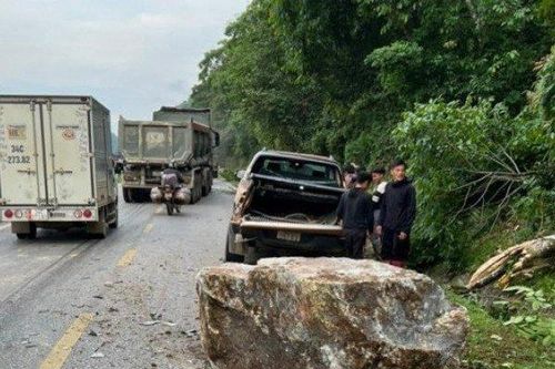 Cục CSGT thông tin vụ 2 ô tô gặp họa vì bị tảng đá 'khủng' lăn trúng