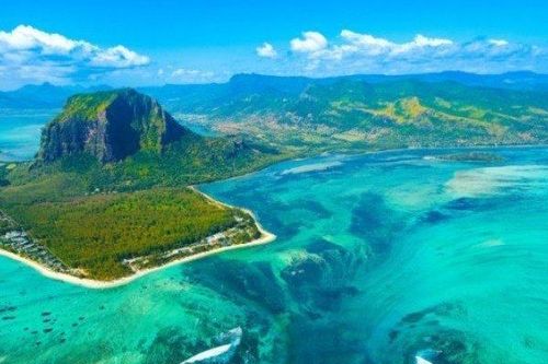 Có một thác nước dưới nước ở quốc đảo này
