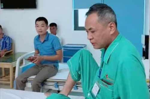 Bố vợ nằm viện, 7 chàng rể luân phiên vào chăm