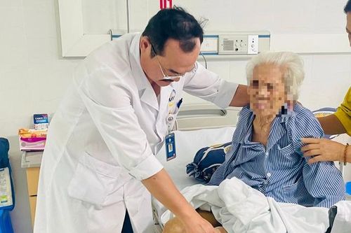 Cụ bà 94 tuổi được thay khớp hàng sau 3 ngày ngã mới đưa vào viện