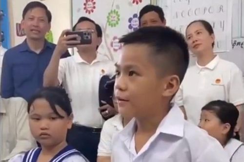 Cậu bé lớp 2 đọc thơ Xuân Quỳnh ở Trường Sa