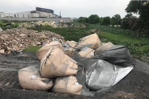 Khởi tố người phụ nữ đổ trộm hơn 200 tấn chất thải ra môi trường