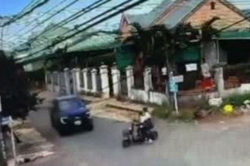 Clip: Vội vài giây, ô tô bán tải tông văng xe máy điện, 2 nữ sinh gặp đại họa