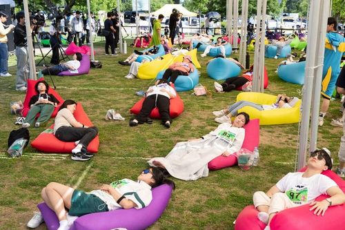 Nhiều người trẻ tham gia cuộc thi ngủ ở Hàn Quốc