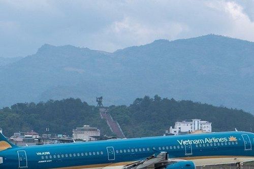 Phỏng đoán nguyên nhân máy bay của Vietnam Airlines bị móp đầu do mưa đá