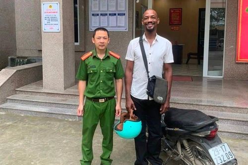 Du khách người bỏ quên xe máy trên vỉa hè được cảnh sát tìm trả lại