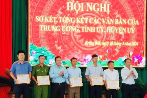 Khen thưởng đảng viên có thành tích trong học và làm theo lời Bác dạy