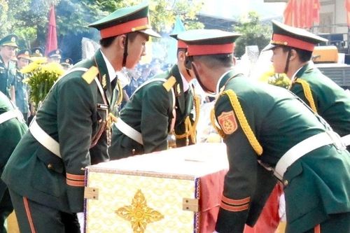 Đón hài cốt các liệt sỹ quân tình nguyện, chuyên gia Việt Nam hy sinh tại Lào