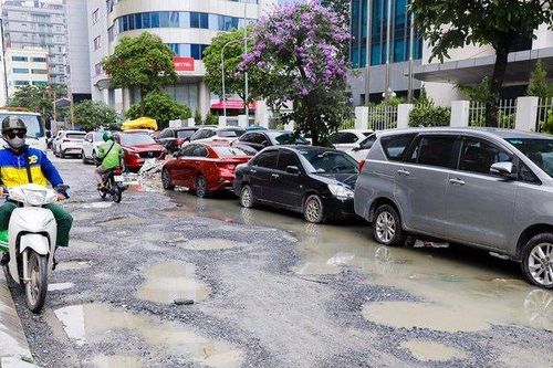 Hà Nội: Tuyến đường chưa đến 200m nhưng chi chít ổ gà