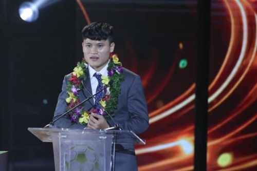 Cầu thủ 26 tuổi khoe xây nhà xịn báo hiếu bố mẹ, 'chủ tịch' Văn Toàn phải cảm thán ngay: 'Quá giàu!'