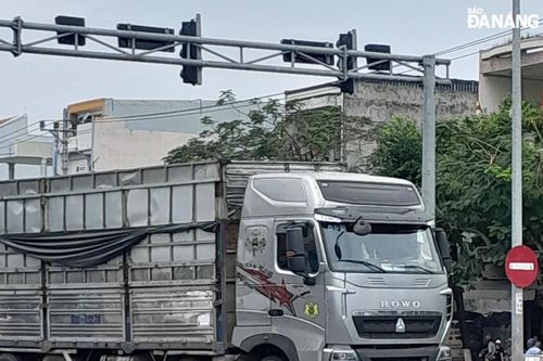 Va chạm xe tải, người phụ nữ điều khiển xe máy tử vong