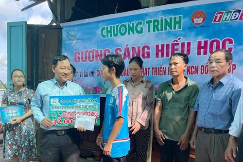 Trao học bổng 'Gương sáng hiếu học'