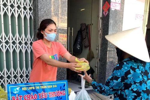 Hội Liên hiệp Phụ nữ thị trấn Vạn Giã: Phát 600 suất ăn chay miễn phí cho người khó khăn