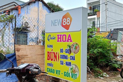 Quán ăn, cà phê đặt biển bán hàng có logo cá cược New88, Bet88