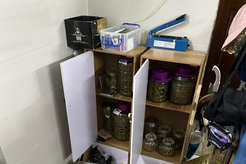 Lộ bí mật được cất giấu trong chiếc tủ gỗ