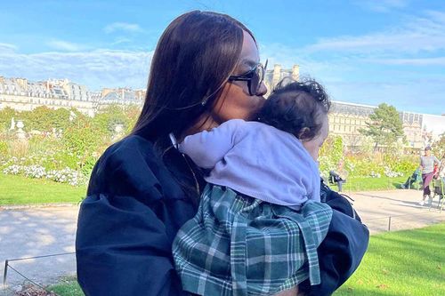 Siêu mẫu Naomi Campbell chia sẻ chuyện làm mẹ ở tuổi 50