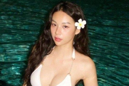 Nữ ca sĩ bị đồn quen chồng cũ Lệ Quyên có body đẹp, thích mặc style 'thiếu nữ gợi cảm'