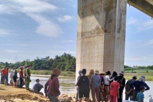 Mưa lũ làm sập cầu tạm, 1 công nhân mất tích