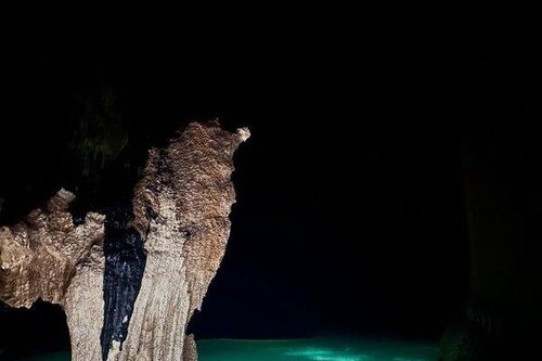 Mực nước trong hồ 'treo' lơ lửng trên vách hang bất ngờ tụt 2m