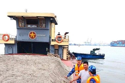 Hải Phòng: Bắt giữ tàu chở 1.000 m3 cát san lấp trái phép