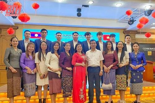 Nuôi giấc mơ Lào trên đất Việt