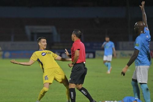 Lại 'nóng' chuyện trọng tài ở V.League 1