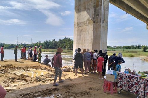 Nước lũ làm sập cầu tạm, cuốn trôi một người xuống sông Trà Bồng