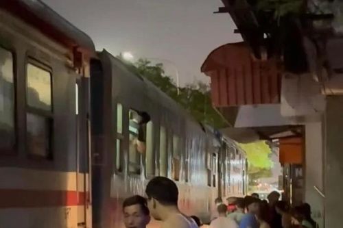 Cố vượt qua lối đi tự mở, nam thanh niên bị tàu hỏa tông dẫn đến nguy kịch
