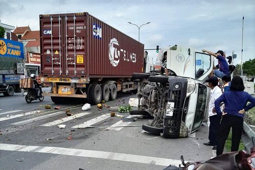 Dừng chờ đèn đỏ trên Quốc lộ 5, ô tô bị xe đầu kéo tông lật ngang