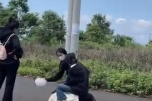 Nữ sinh lớp 7 ở Đắk Lắk bị nhóm bạn nữ lao vào đánh hội đồng tới tấp