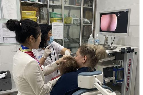 Bác sĩ chỉ ra những sai lầm khi lấy ráy tai cho trẻ
