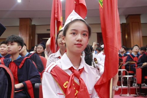 Khoảnh khắc xúc động trong lễ bế giảng của học sinh lớp 9 Hà Nội