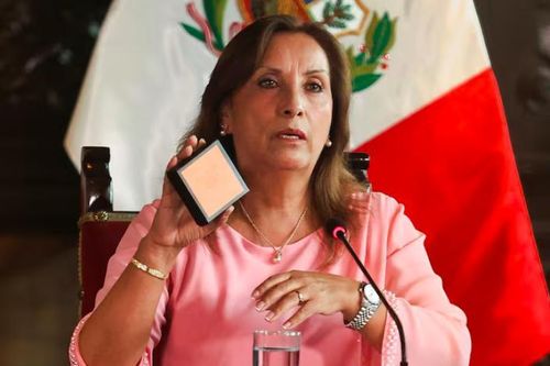 Tổng thống Peru đối diện nguy cơ bị phế truất vì đeo đồng hồ xa xỉ