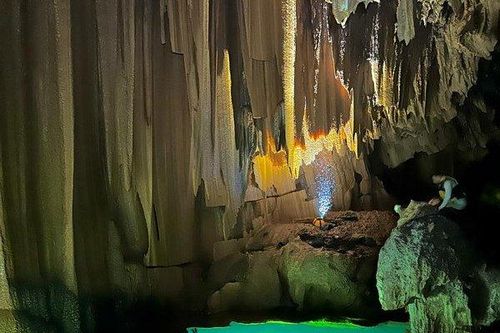 Vẻ đẹp huyền bí của hồ Lơ lửng 'treo' trên vách hang ở Quảng Bình