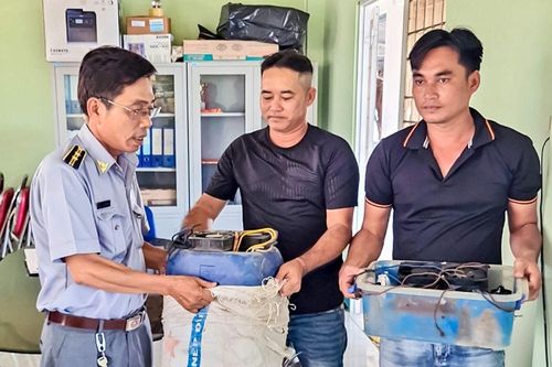 Tự nguyện giao nộp ngư cụ khai thác trái phép