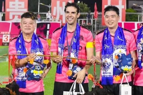 Kaka được tặng gà khi chơi bóng tại Trung Quốc